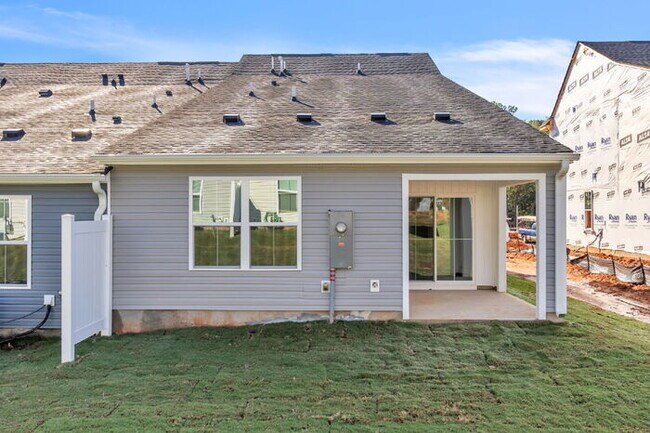 Building Photo - Charming 3-Bed Townhouse Oasis in Greenvil...
