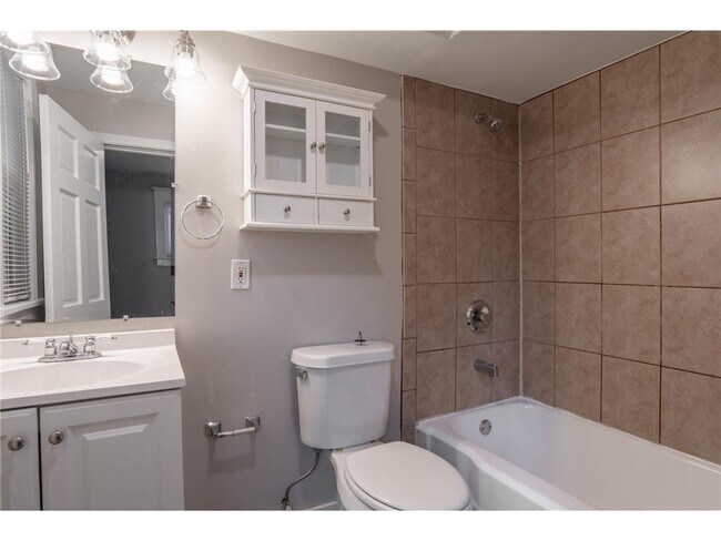 Building Photo - 1333 E Pacific St