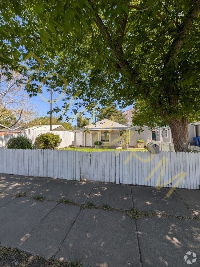 Building Photo - 912/922 Elm Street