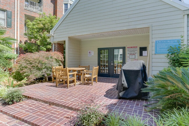 Building Photo - 321 Duke St