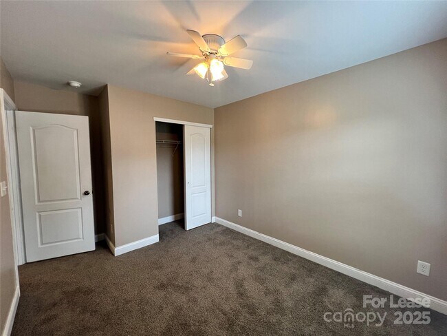 Building Photo - 142 Silverspring Pl