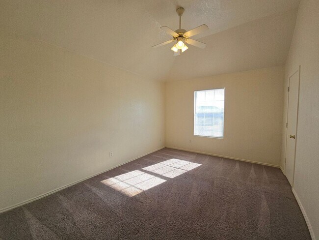 Building Photo - RENT SPECIAL - AVAILABLE NOW!