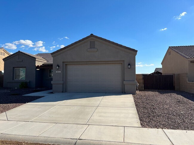 Building Photo - 4 BEDROOM HOME!