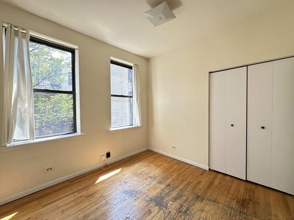 Building Photo - 3147 W Medill Ave
