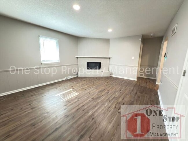 Building Photo - 3 Bed / 2 Bath Duplex in Blue Springs!