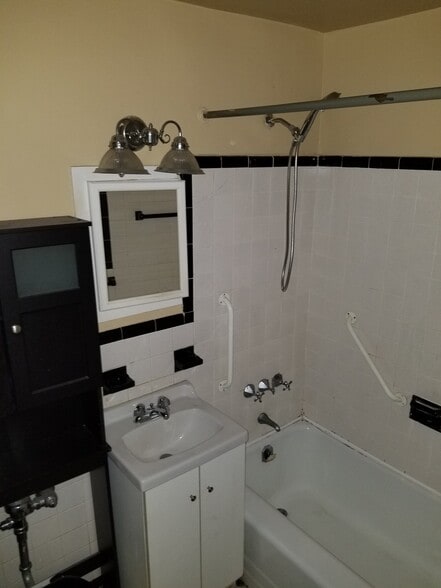 Building Photo - 3 Sadore Ln