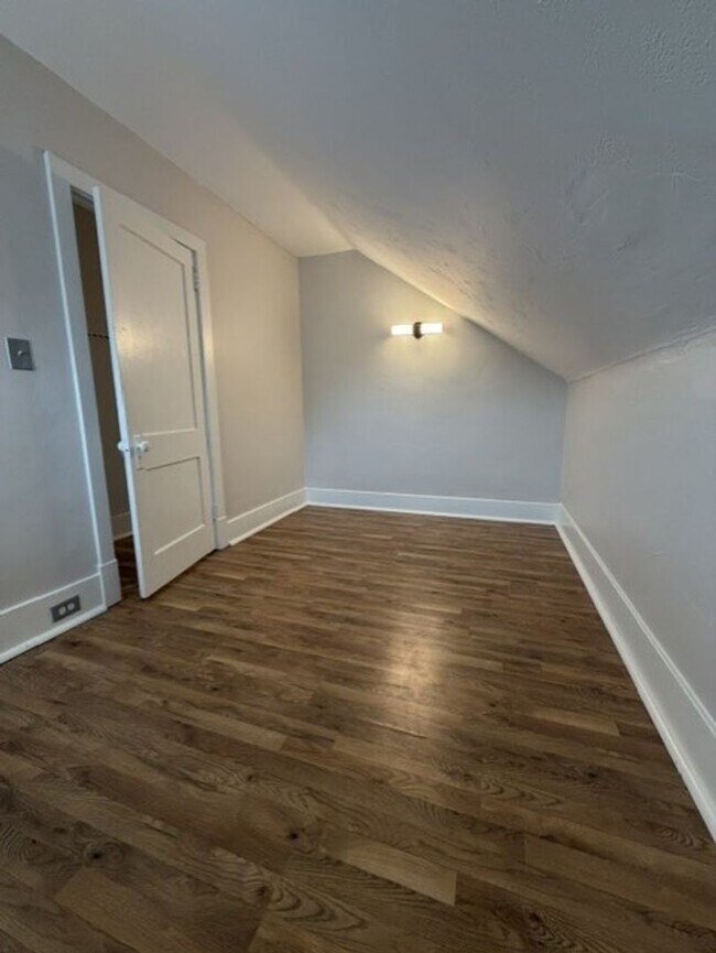 Building Photo - 256 Mabrick Ave