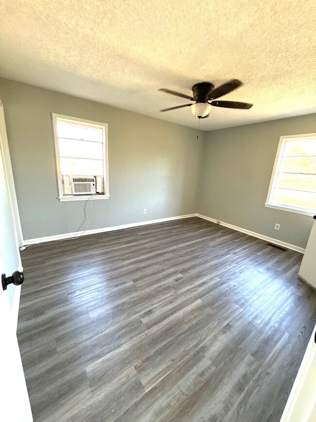 Building Photo - 102 Honeysuckle St