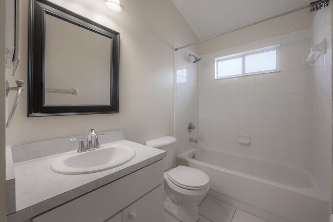 Building Photo - Brandon - 3 Bedroom 2 Bath Home in Gated C...