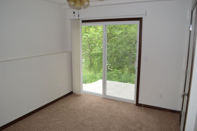 Building Photo - 585 Birch Hill Dr