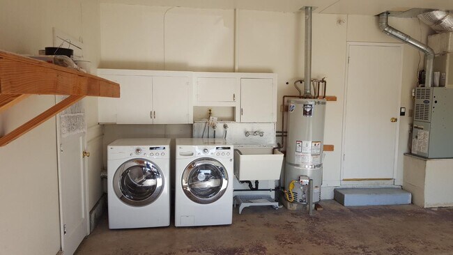 Building Photo - 676 Brentwood Dr