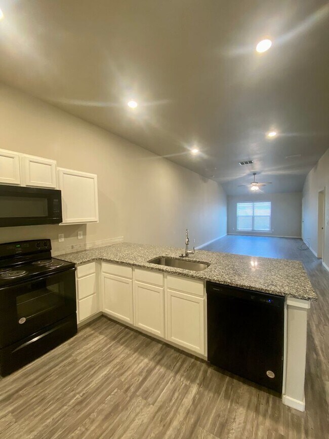 Building Photo - Introducing Your Dream Home: Spacious and Stunning 3 Bed, 2 Bath Haven Ready for You!