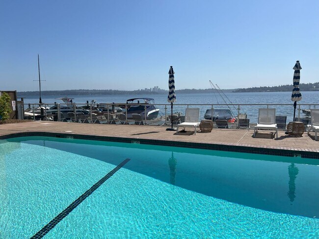 Building Photo - Lake Washington waterfront living with lak...