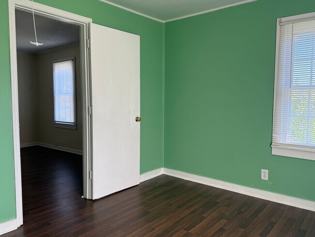 Building Photo - AMAZING LOCATION, Ranch Home Downtown Smit...