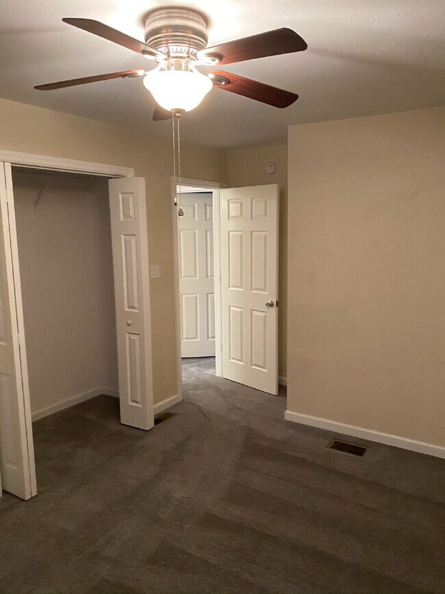 Building Photo - Gorgeous Two Bedroom With Fireplace & Vaulted Ceilings!