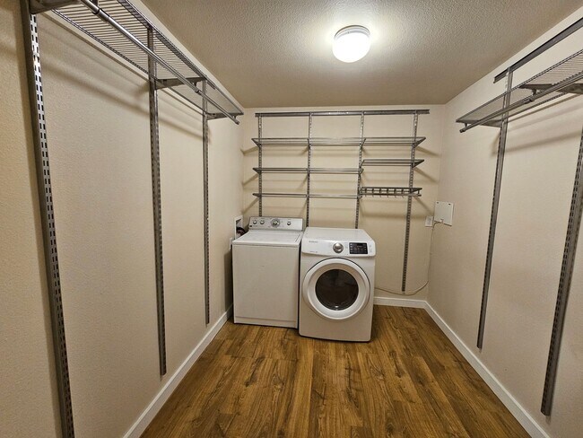 Building Photo - 2-bedroom, 2-bath condo in Gated community...