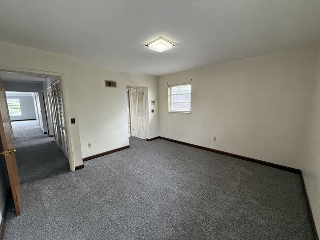 Building Photo - 1111 Elm Park Dr