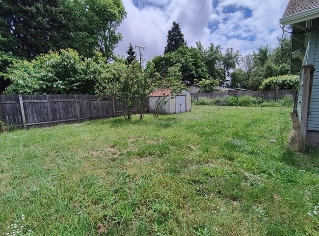 Building Photo - Adorable 3 Bedroom 1 Bath Cape Cod Home