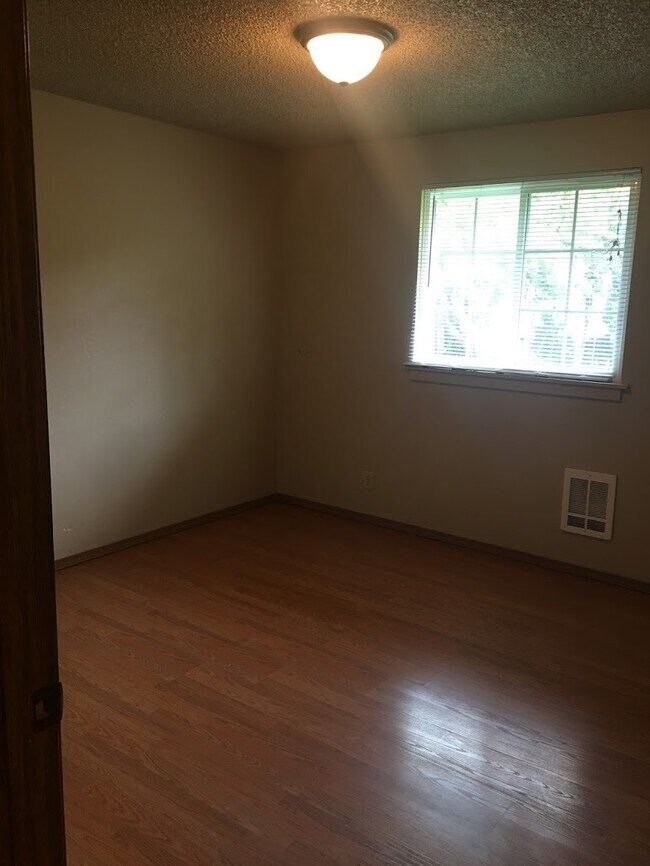 Building Photo - Charming Pet-Friendly Junction City Home with Yard & Garage