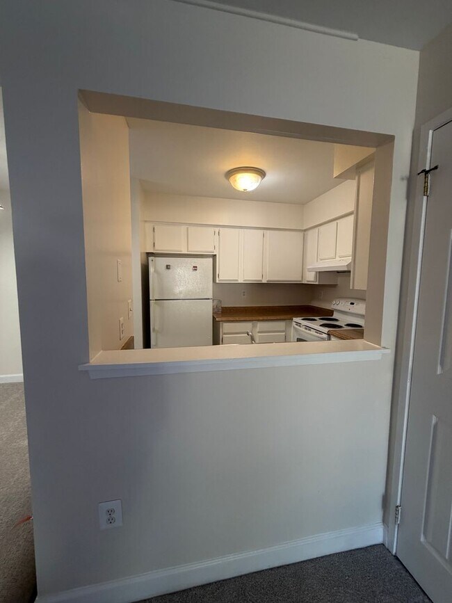 Building Photo - 3 LEVEL TOWNHOUSE WITH 3BEDROOMS AND 2 FULL BATHS