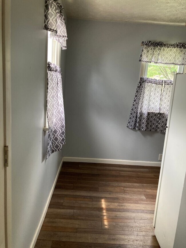 Building Photo - 2 bedroom with fenced in yard