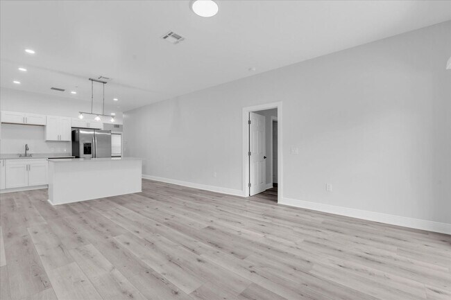 Building Photo - 705 S Orange Ave