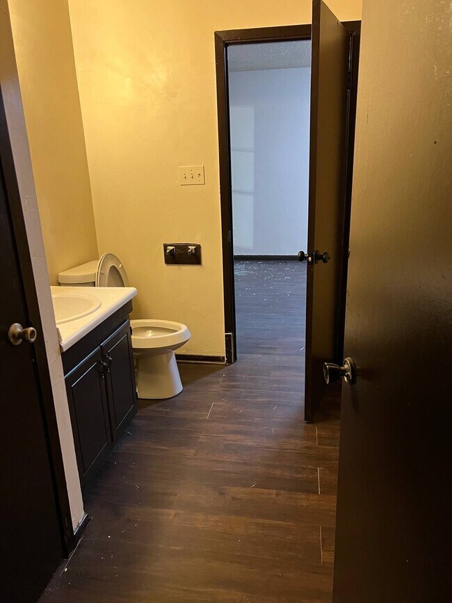 Building Photo - 2150 N Sherwood Forest Dr