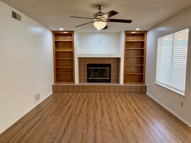 Building Photo - 4 Bed, 2.5 Bath Home with 3-Car Garage in Clovis Unified School District