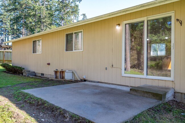 Building Photo - 3 Bed 2 Bath House with all new flooring!