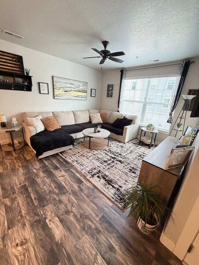 Building Photo - Beautiful 3-Bedroom Condo in Herriman! (Dog-Friendly)