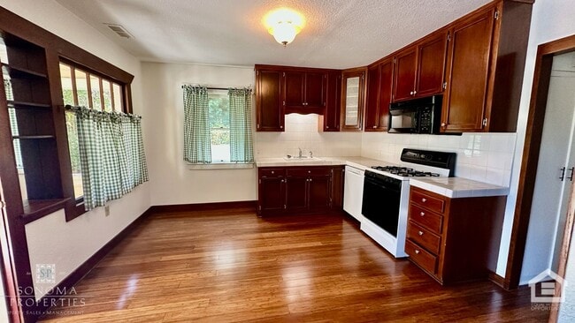 Building Photo - 1 Bedroom, 1 Bathroom Charming Craftsman i...