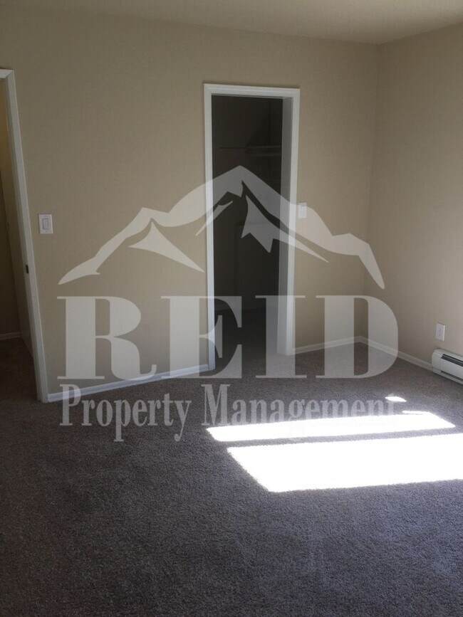 Building Photo - 924 Shorewood Dr