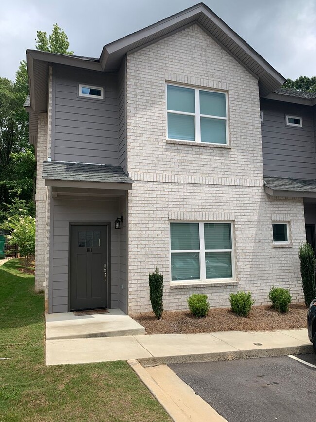 Building Photo - College Oaks