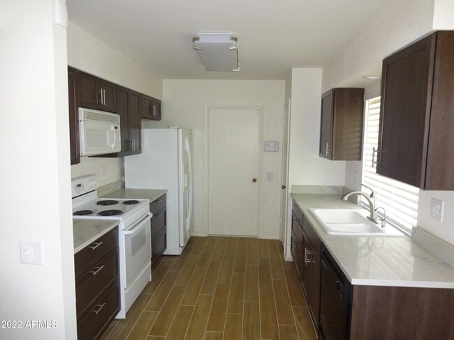 Building Photo - 9930 W Oak Ridge Dr