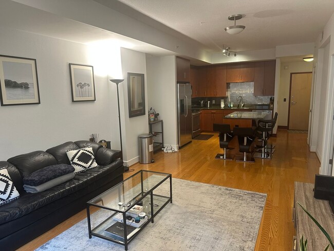 Building Photo - Modern 1 BR, 1BA Condo in Mount Vernon Squ...