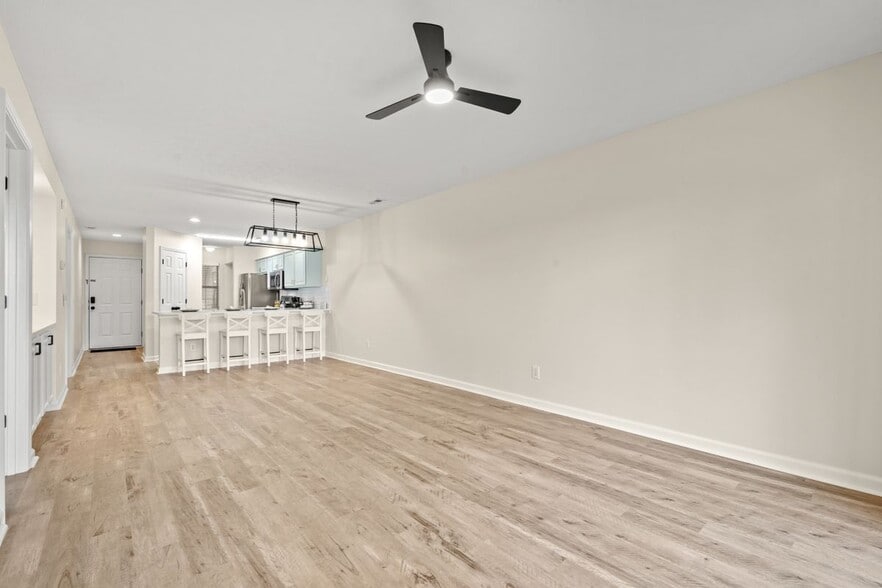 Building Photo - 412 Pinehurst Ln