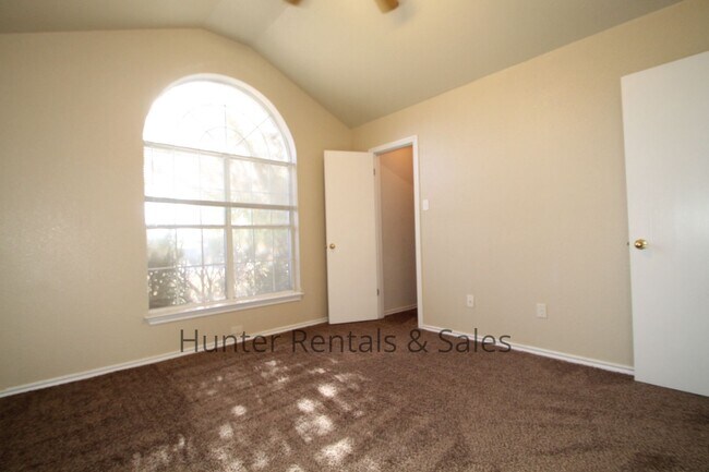 Building Photo - Comfortable 3-Bedroom Home in the Stratfor...