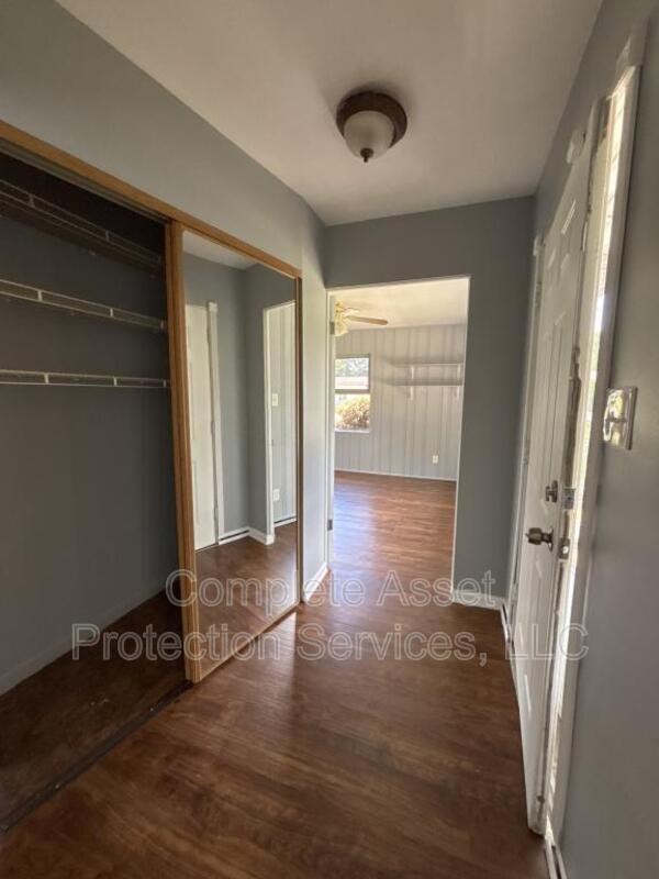 Building Photo - 910 W 56th Ave
