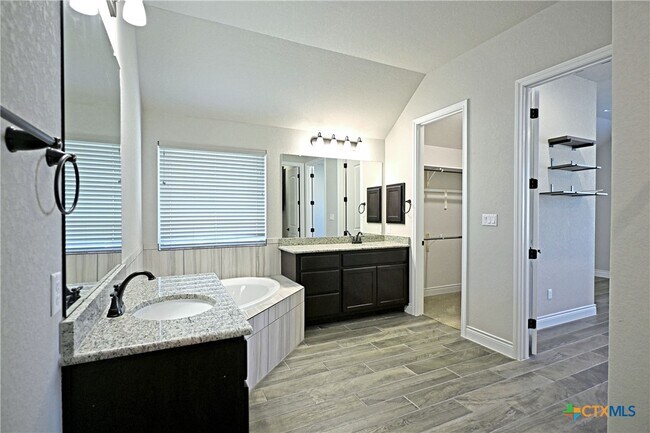 Building Photo - 588 Vale Ct