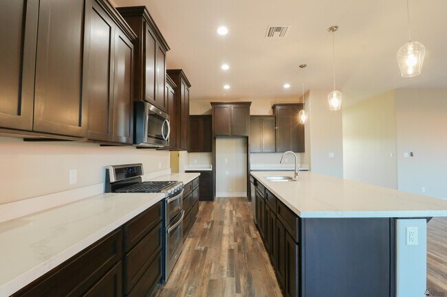 Building Photo - 14839 E 46th Dr
