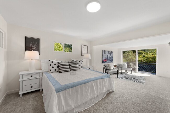 Building Photo - Peaceful Lakefront Living in Kirkland