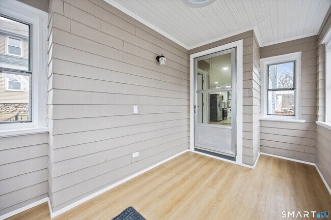 Building Photo - 87 Putnam St