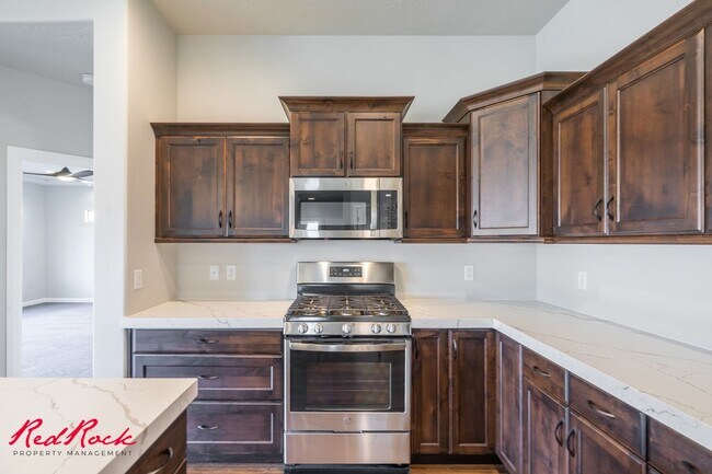 Building Photo - Stunning 4 Bedroom Home with Gorgeous Back...
