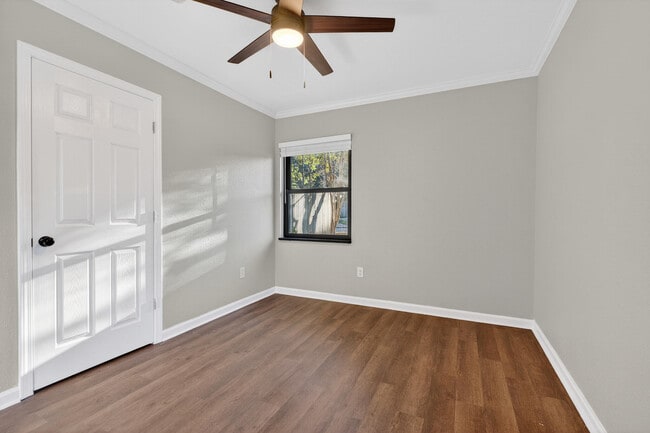 Building Photo - 420 Paradise Rd