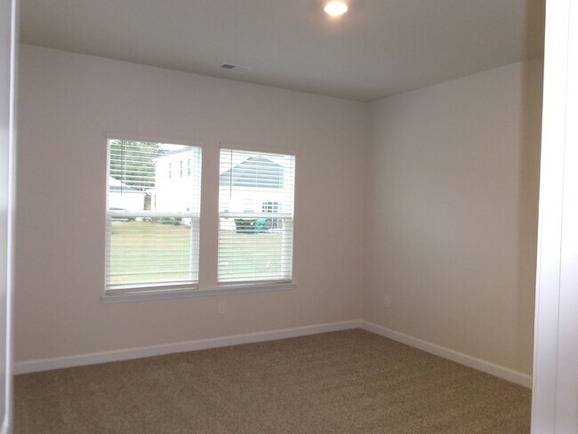 Building Photo - Spacious 4 bedroom home located in Clear Pond