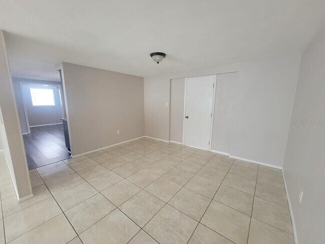 Building Photo - 10920 Oakdale Ave