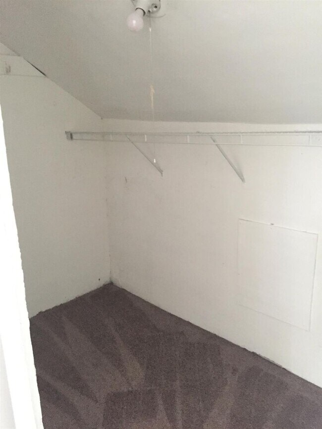 Building Photo - Studio Apt. for lease in the Belmont/Hillsboro area!
