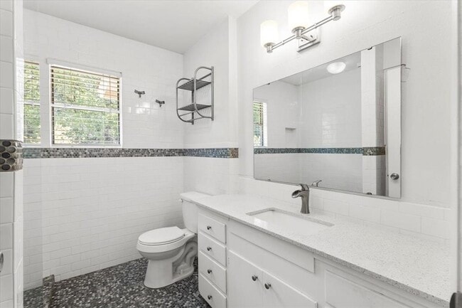 Building Photo - 3306 Westhill Dr