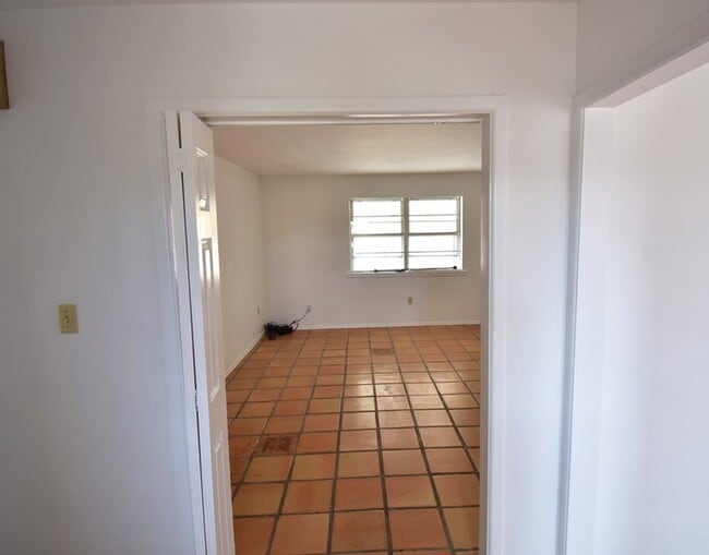 Building Photo - 800 N Cockrell St