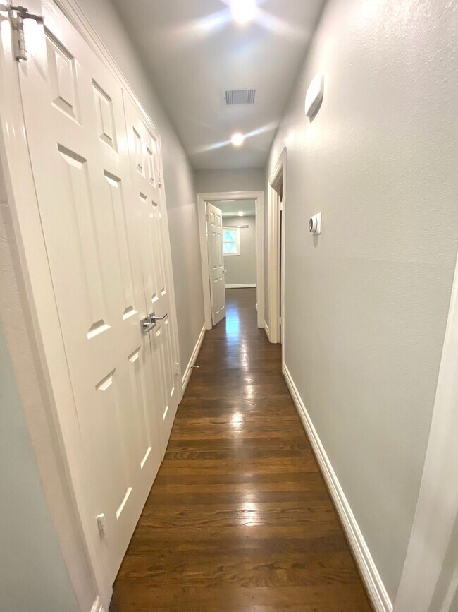 Building Photo - 7917 Ridgeview Dr